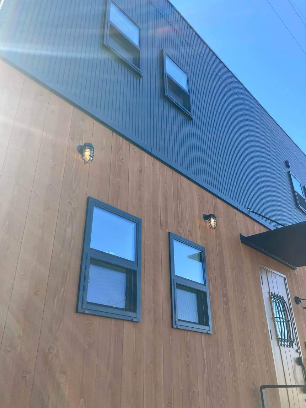 無垢の木とアイアンが映える、かっこいい家 アイキャッチ画像