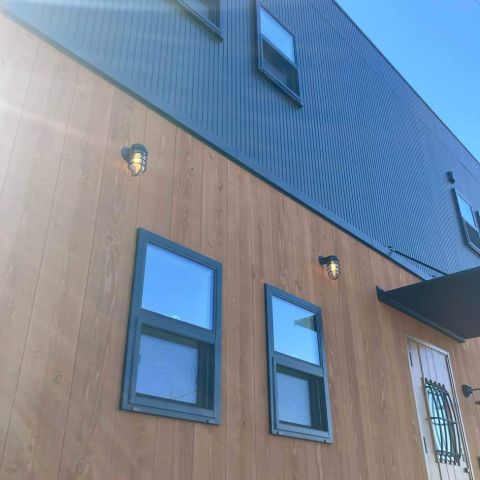 無垢の木とアイアンが映える、かっこいい家